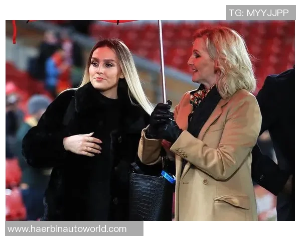 张伯伦足球明星妻子美丽照片曝光引发热议与关注