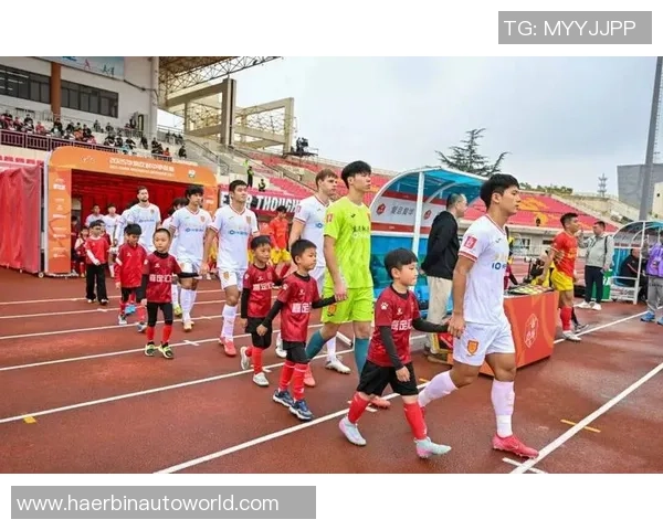 足球明星与小球童的搞笑互动瞬间引发全场欢笑与温馨时刻 足球明星与小球童的搞笑互动瞬间引发全场欢笑与温馨时刻