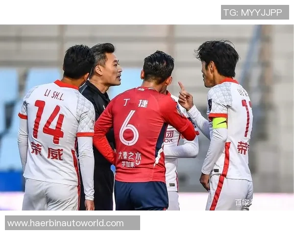 重庆足球队的节奏与魅力探讨:聚焦球队发展与球迷热情 重庆足球队的节奏与魅力探讨:聚焦球队发展与球迷热情